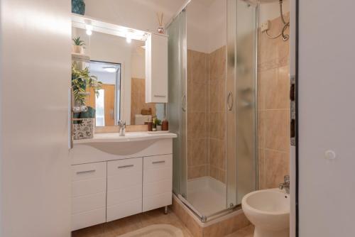 普莱曼图拉Casa Kiwi的带淋浴、盥洗盆和卫生间的浴室