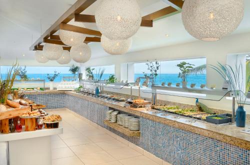 莫雷洛斯港Desire Riviera Maya Pearl Resort All Inclusive - Couples Only的海景度假村内的自助餐