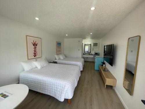 Lake CityDouble Room的酒店客房设有两张床和一台平面电视。