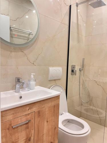 都拉斯Belix Hotel Apartments, Near the Beach的一间带卫生间、水槽和镜子的浴室