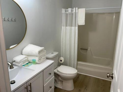 Lake City2nd Floor, 2 Bedroom Condo, Sleeps 6的白色的浴室设有卫生间和淋浴。