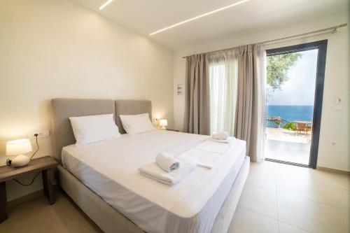 帕尔加Lithitsa Lofts and Suites的一间卧室设有一张大床,享有海景