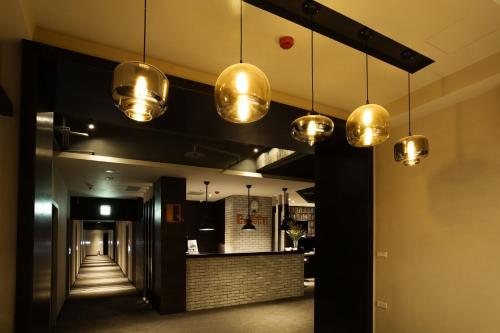 台北皇后旅店二馆的天花板上挂着几盏灯的走廊
