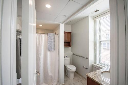 尚佩恩Unique 1 BR 1BA Stay in Downtown - 204的带淋浴和卫生间的浴室以及窗户。