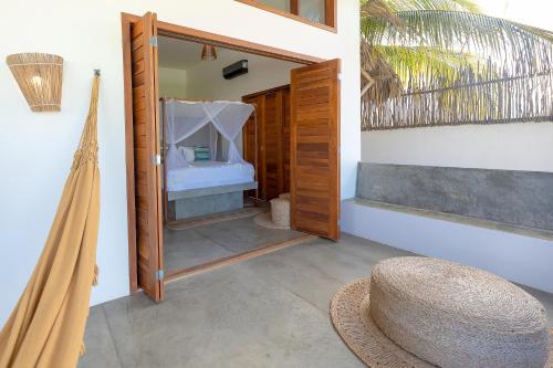 普雷亚Villa Binn by Kabana的通往卧室的门道,卧室配有一张床和镜子