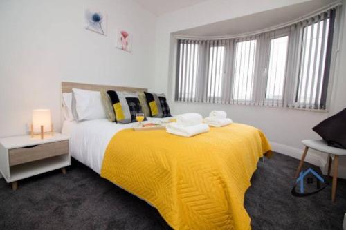 唐克斯特Wheatley Casa, 3 bed, driveway, workspace, wifi, corporates,pets的一间卧室配有一张带黄色毯子的大床