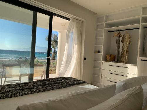 阿利卡纳斯Ayïa suites的一间卧室配有一张床,享有海景