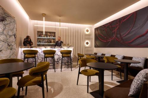 罗马Borghese Contemporary Hotel的站在带桌椅的餐厅里的人