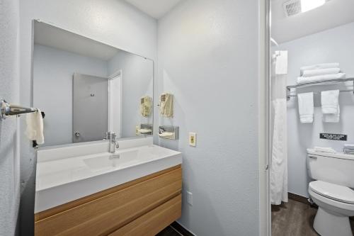 棕榈泉Sol Springs Inn的一间带水槽和卫生间的浴室