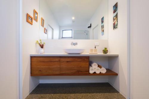 TasmanCountryview Haven的一间带水槽和镜子的浴室