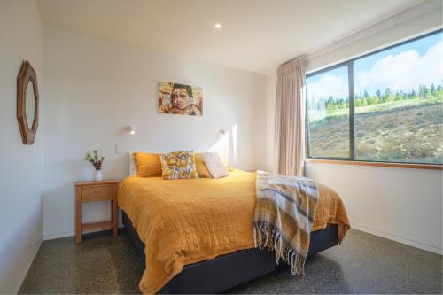 TasmanCountryview Haven的一间卧室设有一张床和一个大窗户