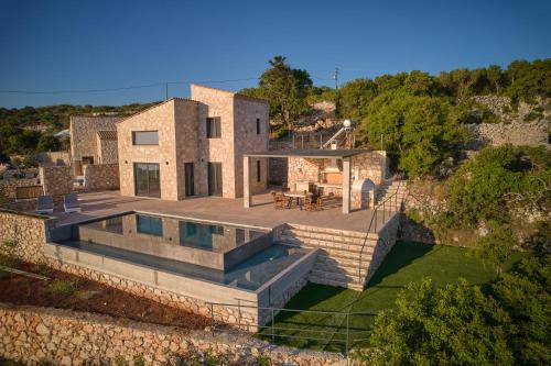 沃丽曼村Aroa Eco Living Experience的享有带游泳池的房屋的空中景致
