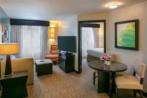 圣何塞万豪圣何塞原住客栈的酒店客房设有床和客厅。