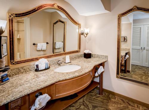 奥兰多罗森瓦利世界大道度假村的一间带水槽和镜子的浴室