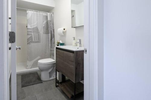 纽黑文Work-Stay Near Yale & Hospitals的浴室配有卫生间、淋浴和盥洗盆。