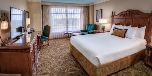 奥兰多罗森瓦利世界大道度假村的酒店客房设有一张大床和一张书桌。