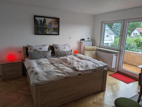 波恩Siebengebirgsblick的一间卧室,卧室内配有一张大床