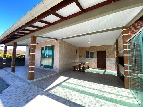 帕罗卡03 - Casa praia pinheira perto da guarda的一个带野餐桌和砖砌建筑的庭院