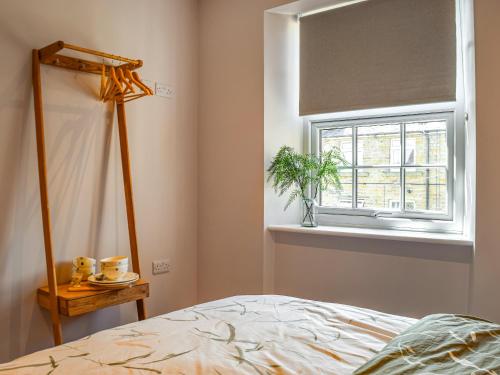Clayton WestYorkshire Cottage的一间卧室设有一张床和一个窗口