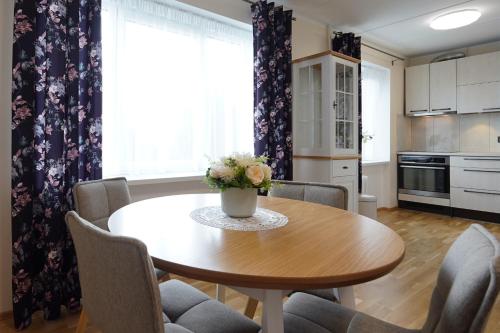 沃鲁Promenaadi Apartment的厨房配有木桌、椅子和桌子