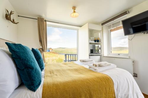 格伦代尔AURORA rural RETREATs的一间卧室设有一张大床和大窗户