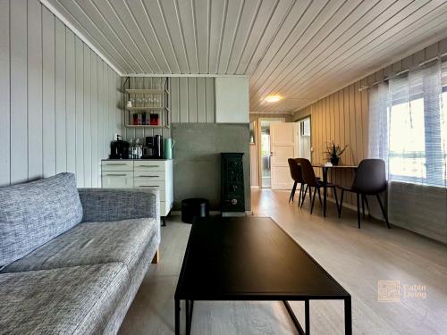 HektnerClose to nature cabin, sauna, Øyeren view, Oslo vicinity的客厅配有沙发和桌子