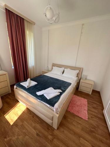 JoqoloLeila's Guest House的一间卧室配有一张床,上面有两条毛巾