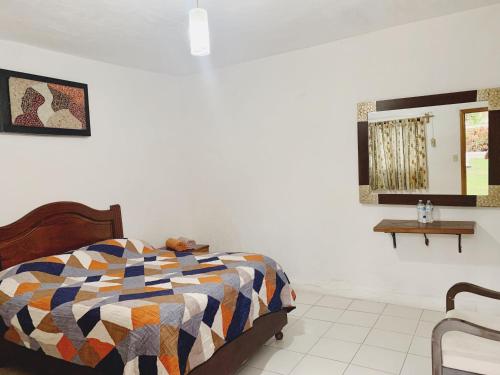 Monte GordoHotel Costa Belle的一间卧室配有一张带五颜六色被子的床