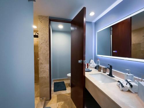 托卢卡Hotel Opus Grand Toluca Aeropuerto的一间带水槽和镜子的浴室