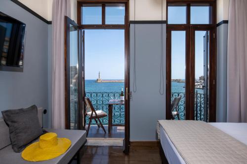 干尼亚Mosaic Venetian Harbour Suites的一间卧室配有一张床,享有海景