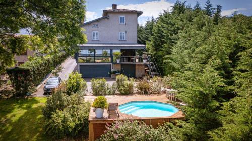 SalvagnacGîte Villa Blancal Location Vacances dans le Tarn 81的庭院中带游泳池的房子