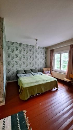 TerälahtiSalonsaaren Pappila的一间卧室设有一张大床和一个窗户。