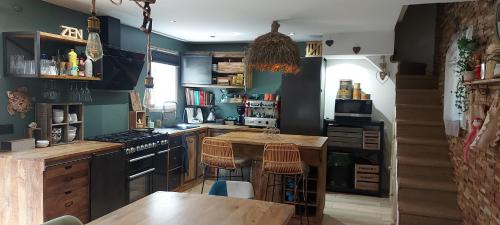 弗雷瑞斯Charmante maisonnette proche plage的厨房设有蓝色的墙壁和木制台面