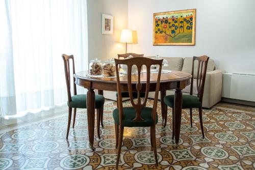 焦亚德尔科莱Dimora del Castellano的餐桌、椅子和沙发