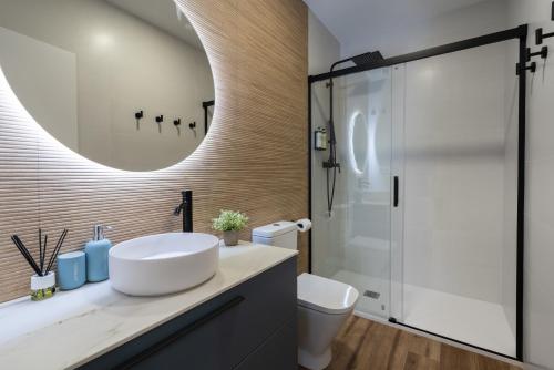 瓦伦西亚Marina Beach Apartments的一间带水槽和淋浴的浴室