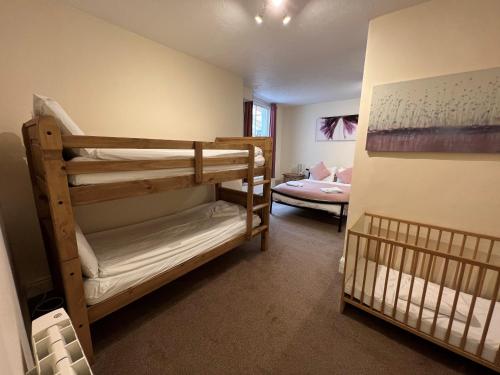 马特洛克The George Centre的客房设有两张双层床和一张婴儿床。