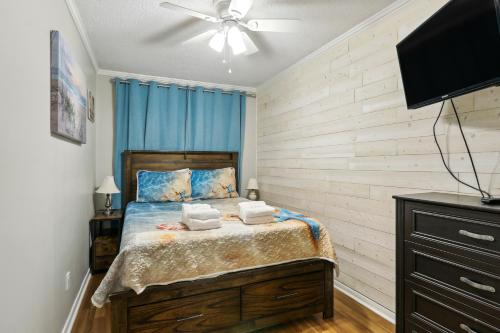 希尔顿黑德岛Hilton Head Vacation Rental Private Beach Access!的一间卧室配有一张床,上面有两条毛巾