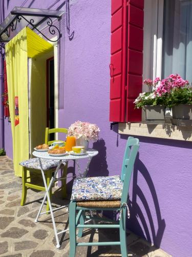 布拉诺岛Casa Bella的紫色建筑前的桌椅