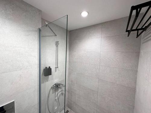 贝尔格莱德SuprStay - Belgrade Waterfront Luxury Apartment的浴室里设有玻璃门淋浴