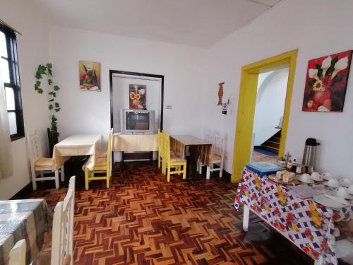 基多加拉帕戈斯自然生活旅舍的一间带桌子的客厅和一间餐厅