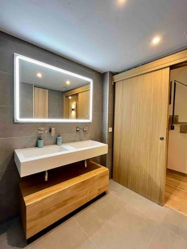 瓦伦西亚WeRentVLC - Espectacular Loft Duplex 1 hab的一间带水槽和镜子的浴室