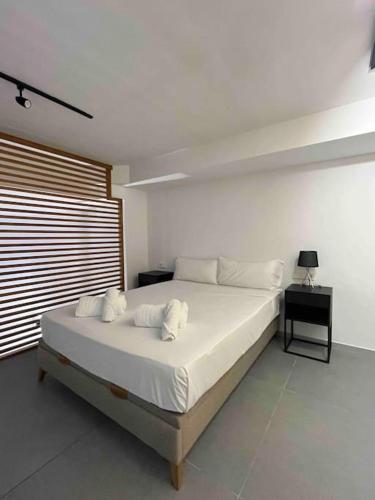 瓦伦西亚WeRentVLC - Espectacular Loft Duplex 1 hab的卧室配有带白色枕头的大床