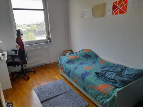 斯科普里Apartment Skopje Oasis的一间卧室配有一张床、一张桌子和一把椅子