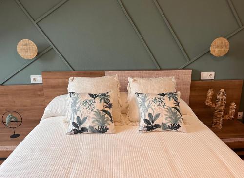 比利亚维西奥萨Maison Villaviciosa Asturias的一间卧室配有带白色床单和枕头的床。