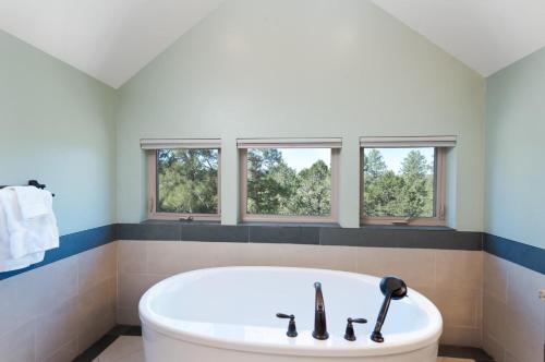 杜兰戈151 Oak Road的带3扇窗户的浴室内的白色浴缸