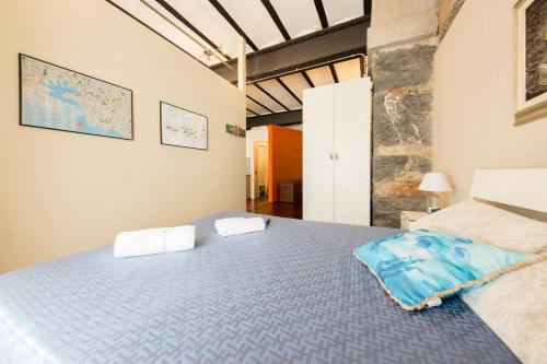 热那亚Loft Galata的一间卧室,卧室内配有一张蓝色大床