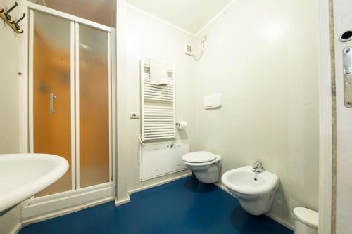 热那亚Loft Galata的浴室配有卫生间、盥洗盆和淋浴。