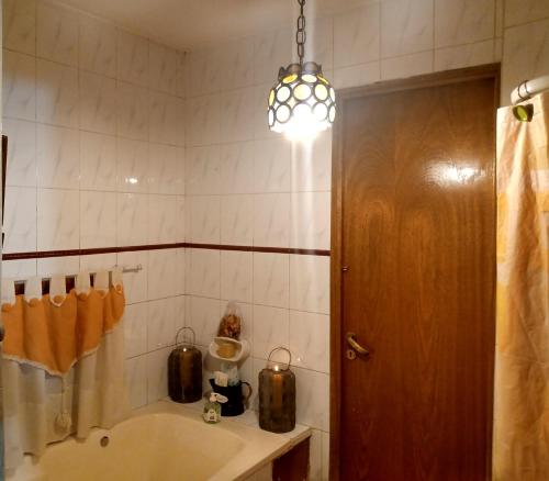 卢汉德库约Los siete Chakras的带浴缸、水槽和灯的浴室