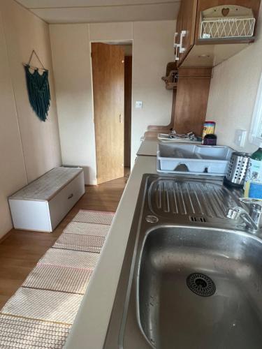 梅尔诺Mandala Mielno Camping的厨房配有水槽和台面