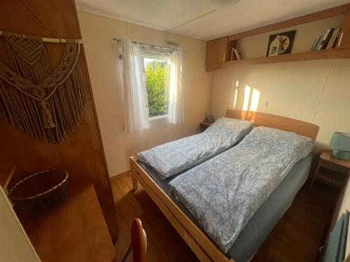 梅尔诺Mandala Mielno Camping的一间小卧室,配有床和窗户